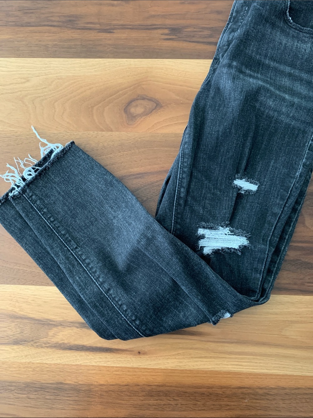 Old Navy Women's Washed Rockstar Super Skinny Black Skinny Jeans with Raw Hem - Picture 3 of 5